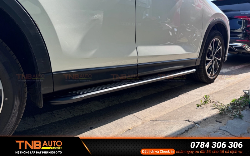 Bệ bước chân Mazda CX5 bền đẹp, đa dạng mẫu 2 Bệ bước chân Mazda CX5 đóng vai trò như một bậc trung gian giúp bước lên xe dễ dàng hơn, giảm lực nhún và hạn chế tình trạng trượt chân