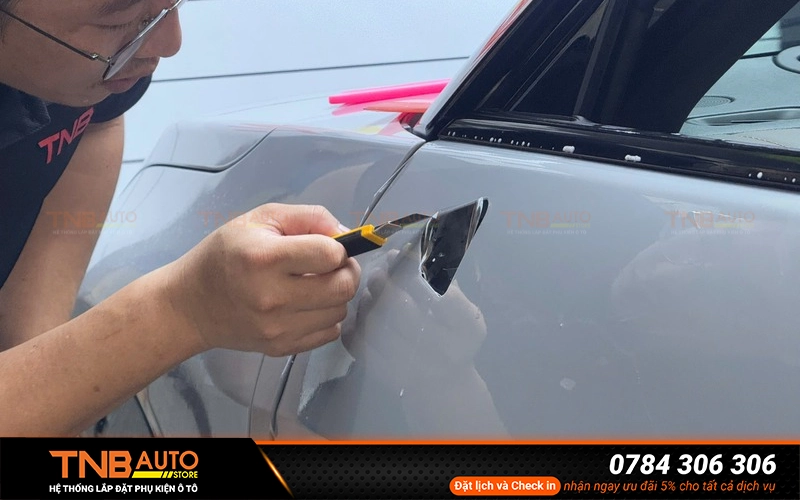 Dán PPF cho VinFast VF7 sau thời gian sử dụng có thể xảy ra hiện tượng ngả vàng tuy nhiên mức độ nhanh hay chậm phụ thuộc vào chất lượng vật liệu và điều kiện sử dụng
