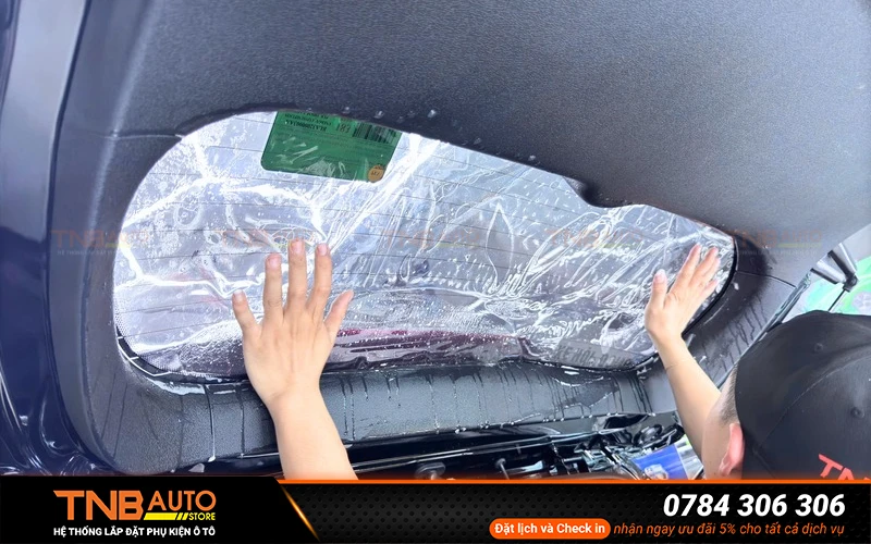 Dán phim cách nhiệt BYD Sealion 6 chống nóng, cản tia UV 3 Sau khi dán phim, lớp keo cần thời gian để bám chắc vào bề mặt kính