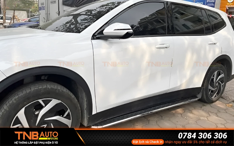 Lắp bệ bước chân VF MPV7 lên xuống xe dễ hơn 4 Lắp bệ bước chân VF MPV7 giúp lên xuống xe sẽ dễ dàng hơn