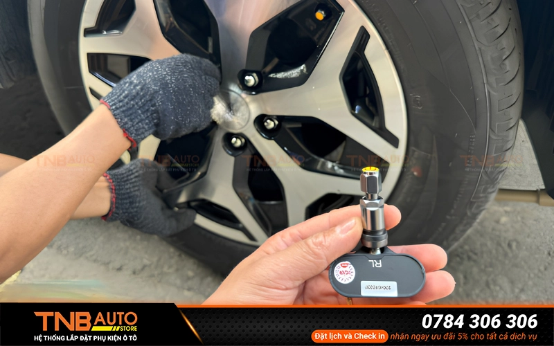 Phụ kiện xe Lynk & Co 06 cần thiết nên lắp, báo giá chi tiết 4 Cảm biến áp suất lốp (TPMS) xe Lynk & Co 06 hiển thị áp suất, nhiệt độ từng bánh xe Lynk & Co 06 theo thời gian thực và đưa ra cảnh báo khi lốp gặp vấn đề