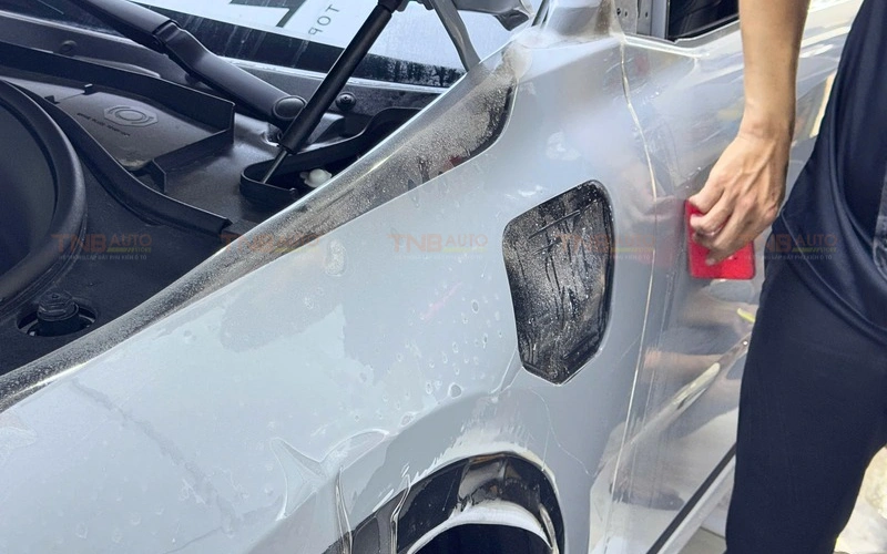 Quy trình thi công dán PPF tại TNB Auto thực hiện trong phòng dán tiêu chuẩn
