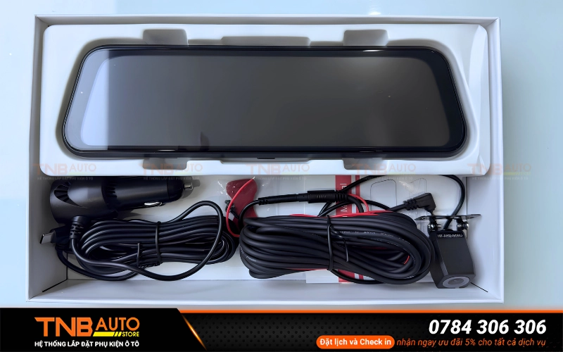 Camera hành trình gương Carlover N6 Pro được trang bị màn hình lớn 9.35 inch sử dụng tấm nền IPS kết hợp thiết kế kính cong 2.5D