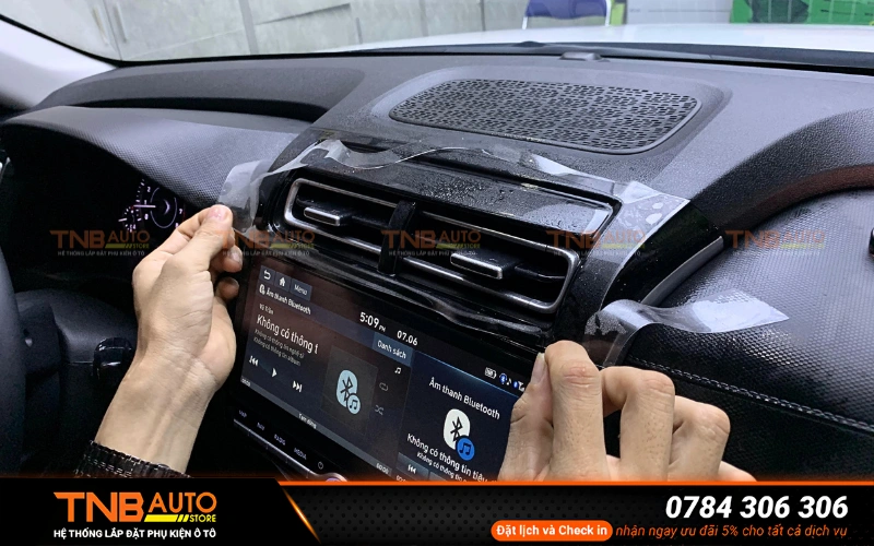 Dán PPF nội thất Hyundai Creta "xịn" cắt CNC tự phục hồi 17 Phim PPF sở hữu khả năng chống trầy xước vượt trội nhờ bề mặt có độ trượt cao giúp giảm tối đa ma sát tác động lên các chi tiết nội thất