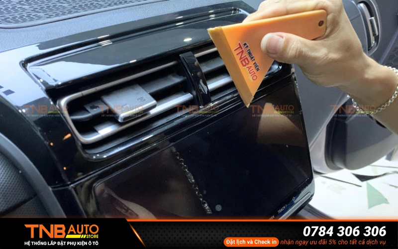 Dán PPF nội thất Hyundai Creta "xịn" cắt CNC tự phục hồi 18 Dán PPF nội thất xe Hyundai Creta giúp hạn chế tối đa các tác động từ móng tay, chìa khóa, đồng hồ, điện thoại hoặc vật cứng va chạm vào bề mặt nội thất