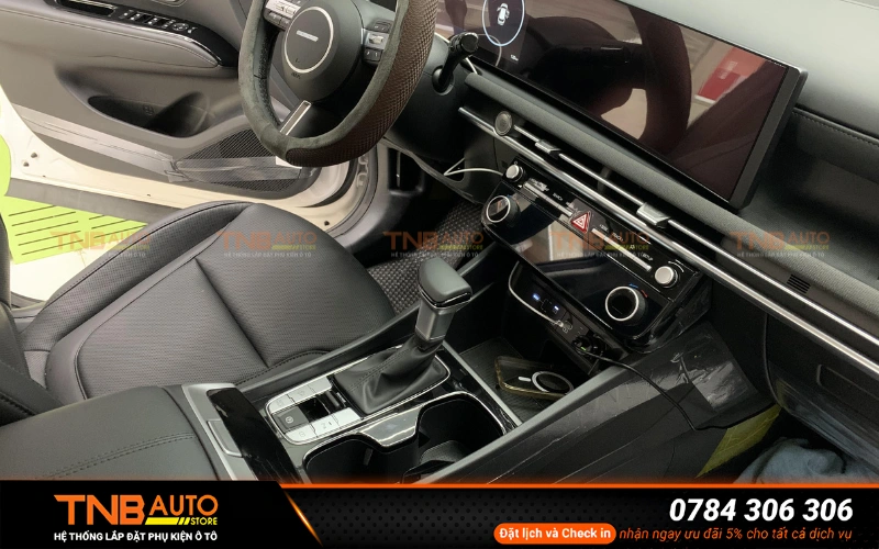 Phim PPF nội thất tại TNB Auto có hiệu ứng bề mặt siêu bóng giúp các chi tiết nội thất trở nên nổi bật và cao cấp hơn sau khi thi công