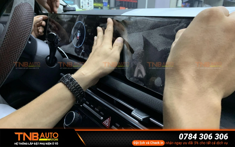 Dán PPF nội thất Hyundai Tucson bảo vệ các chi tiết bên trong cabin tránh trầy xước giữ độ mới và tăng tính thẩm mỹ lâu dài cho xe