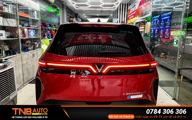 Led cánh chim sau xe Vinfast Limo Green tăng tính thẩm mỹ và tạo điểm nhấn cho phần đuôi xe