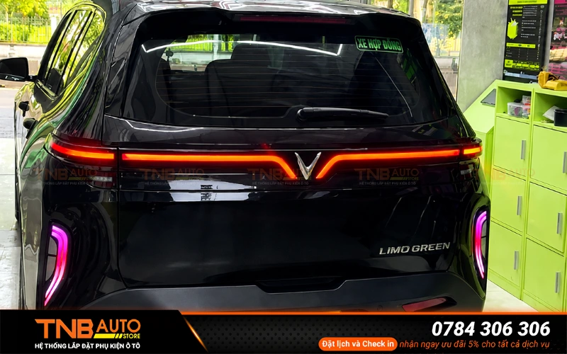 Sau khi lắp led cánh chim sau VinFast Limo Green phần đuôi trở nên nổi bật và hiện đại hơn rõ rệt