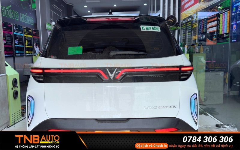 Led cánh chim sau xe Vinfast Limo Green cắm giắc zin, đồng màu với đèn nguyên bản 28 Phần đuôi Limo Green nổi bật hơn vào ban đêm thì combo cánh chim sau kết hợp LED cản sau bản cải tiến