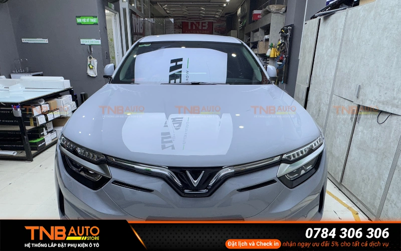 VinFast VF8 là mẫu SUV điện cao cấp với danh sách tiện nghi và phụ kiện đi kèm khá đầy đủ ngay từ phiên bản tiêu chuẩn