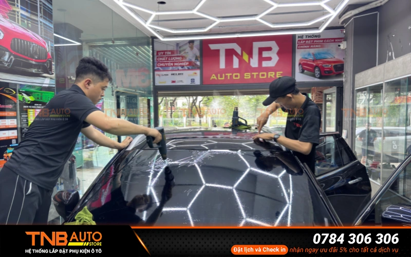 Tổng hợp phụ kiện xe Lynk & Co 01 cần thiết 2 Dán phim cách nhiệt là một trong những phụ kiện nên ưu tiên nâng cấp sớm cho Lynk & Co 01 ngay sau khi nhận xe