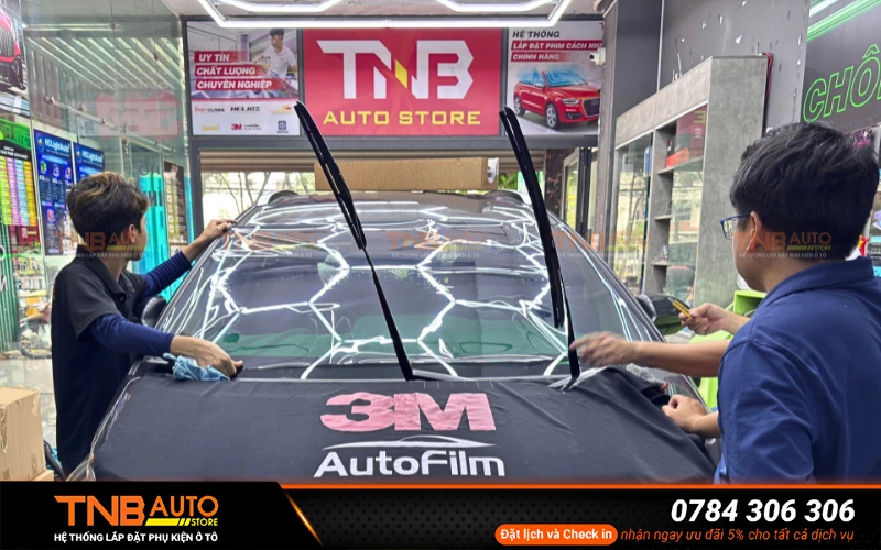 Dán phim cách nhiệt Hyundai Tucson phụ kiện nên ưu tiên nâng cấp đầu tiên đặc biệt với các phiên bản được trang bị cửa sổ trời toàn cảnh Panorama