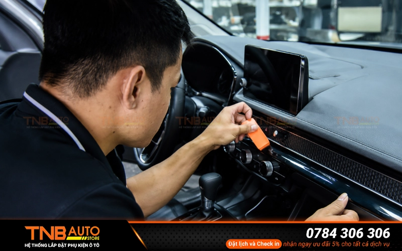 Dán PPF nội thất Vinfast Limo Green chống trầy, cực bóng 9 PPF nội thất có khả năng chống trầy xước trên các bề mặt Vinfast Limo Green thường xuyên tiếp xúc trong xe