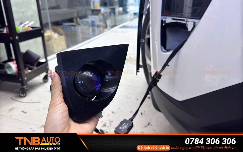 Dưỡng lắp đèn gầm VF MPV7 là phụ kiện hỗ trợ tạo vị trí lắp đèn phù hợp trên cản trước đồng thời che khoảng hở và hoàn thiện thẩm mỹ cho cụm đèn sau khi nâng cấp