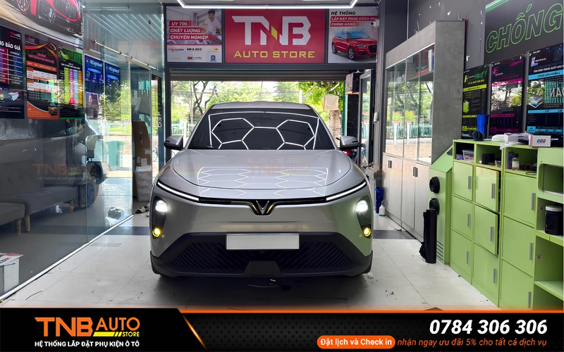 Lắp đèn gầm Limo Green, VF3 tại TNB Auto sử dụng module nguồn IKYXPRO theo xe tích hợp bật tắt trực tiếp bằng cần gạt zin thay vì lắp thêm công tắt rời như phương pháp truyền thống