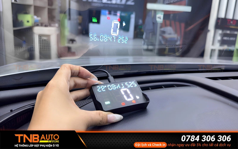 Lắp màn hình HUD VF MPV7 giúp hiển thị các thông tin cần thiết như tốc độ xe, cảnh báo an toàn hoặc dữ liệu điều hướng ngay trong tầm nhìn của người lái