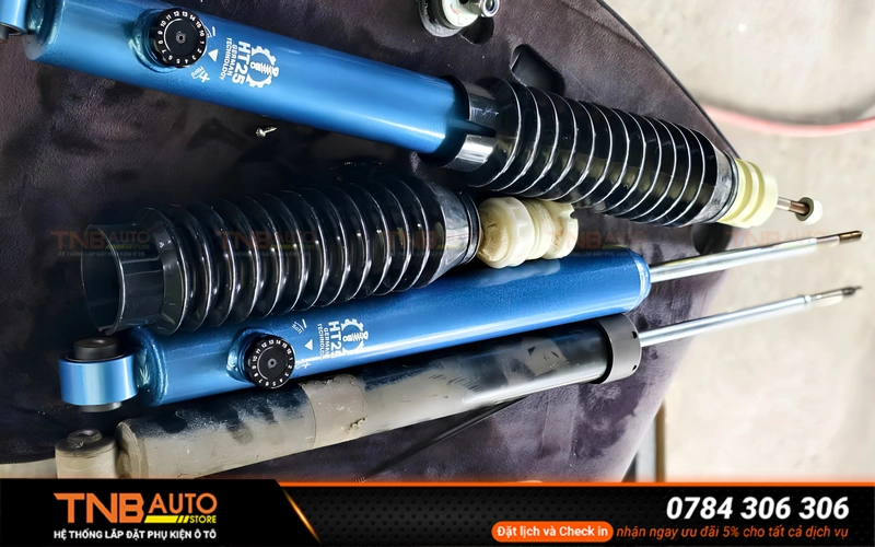 Sau khi lắp phuộc Rebound HT25, VinFast VF5 vận hành êm ái và đầm chắc hơn đặc biệt khi đi qua gờ giảm tốc, mặt đường gồ ghề hoặc chạy ở tốc độ cao