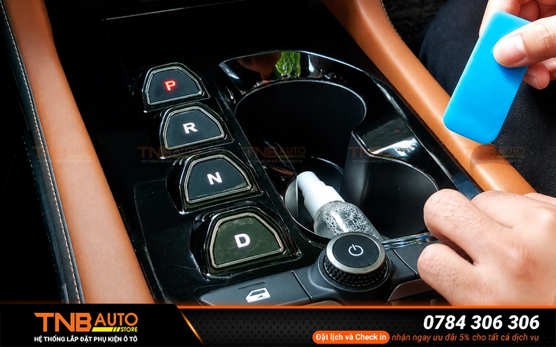 Dán PPF nội thất Vinfast VF8 chồng trầy cực tốt 6 Tại TNB Auto sử dụng dòng phim PPF nội thất TPU có khả năng chịu lực tốt hạn chế trầy xước lên bề mặt nội thất