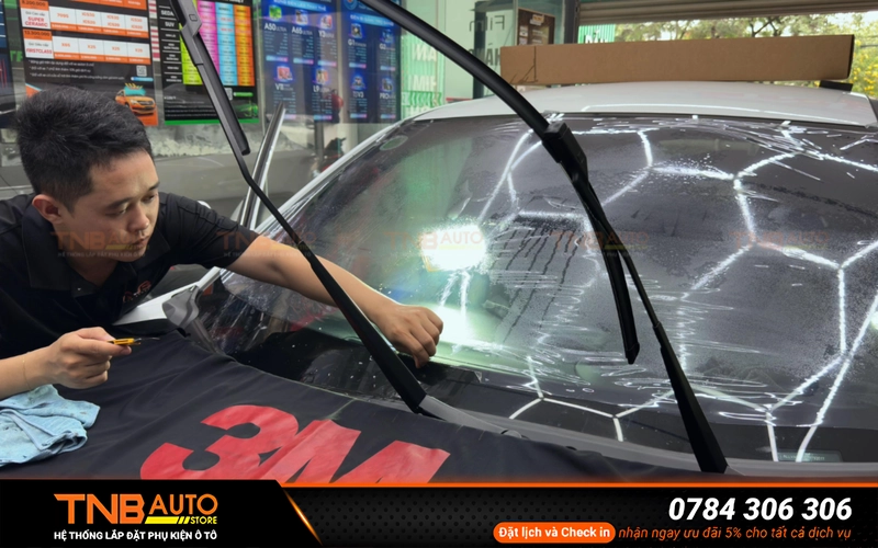 Dán phim cách nhiệt Geely EX2 - Giảm nhiệt, cản UV 99% 12 Hầu hết các dòng phim cách nhiệt mà TNB Auto sử dụng đều có thể cản đến 99% tia UV