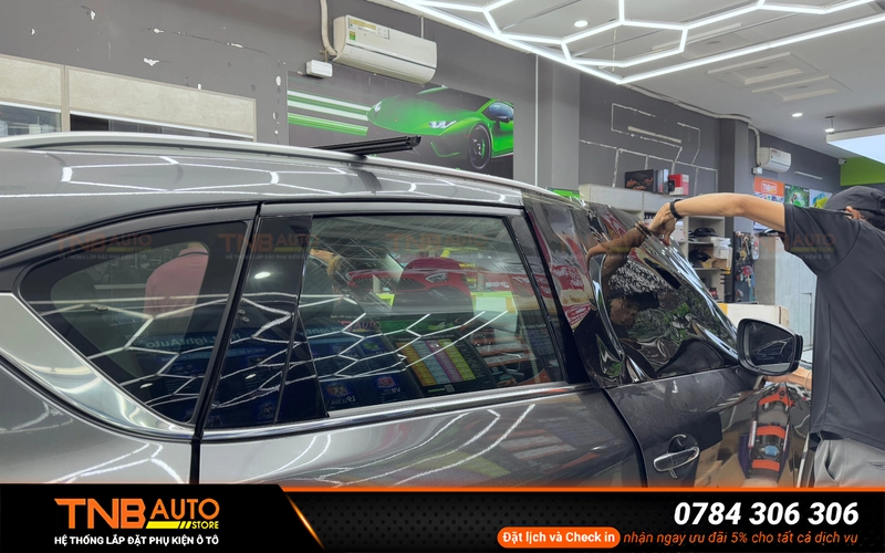 Dán phim cách nhiệt Geely EX5 - Có test nhiệt, giá tốt 22 Dán phim lên kính xe Geely EX5 hạn chế tầm quan sát từ bên ngoài qua kính vào trong xe đặc biệt tại kính sườn và kính hậu