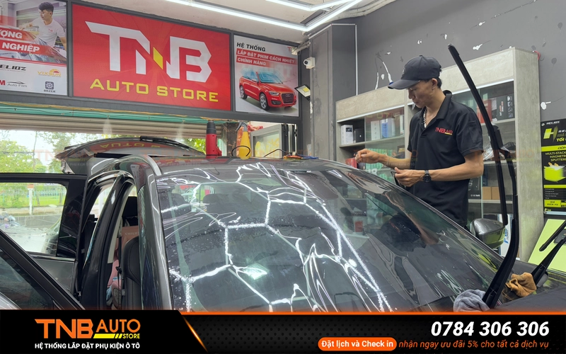 Dán phim cách nhiệt Geely EX5 - Có test nhiệt, giá tốt 21 Dán phim cách nhiệt hạn chế lượng nhiệt từ ánh nắng truyền qua kính xe Geely EX5 vào bên trong cabin đặc biệt khi xe di chuyển hoặc đỗ ngoài trời trong thời gian dài