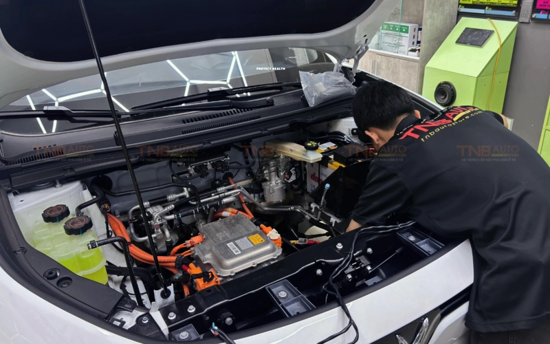 Khách hàng lắp đèn gầm Limo Green/MPV7 tại TNB Auto được bảo hành kỹ thuật trọn đời 