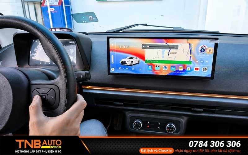Mặt dưỡng màn hình Android Vinfast VF2 kèm CANBUS cắm giắc 19 Người lái vẫn có thể thao tác diều khiển các chức năng màn hình trực tiếp từ bằng phím vô lăng