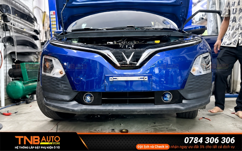Lắp đèn gầm VF5 tăng sáng tầm thấp  giúp người lái quan sát tốt hơn khu vực phía trước và hai bên đầu xe