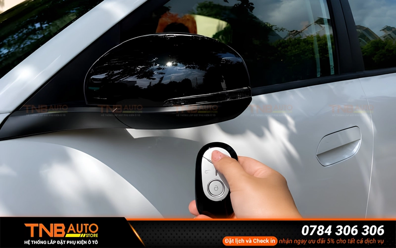 Geely EX2 gập gương zin bằng cơ khá bất tiện nên nâng cấp thêm Gập gương điện là phụ kiện đáng cân nhắc