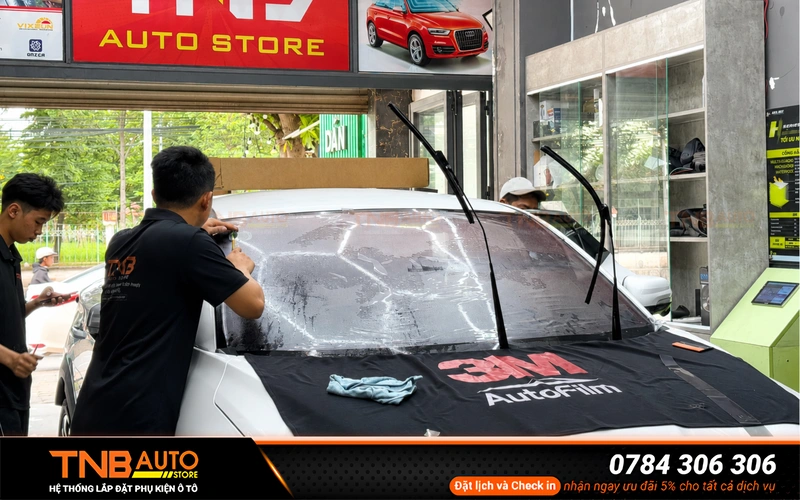 Dán phim cách nhiệt Geely EX5 giúp giảm lượng nhiệt truyền qua kính, hạn chế tia UV và giảm chói khi lái xe