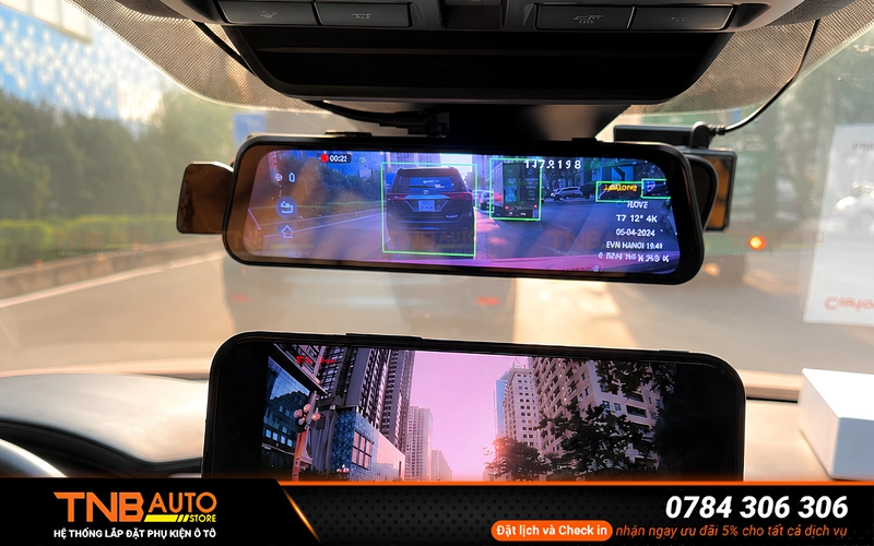 Camera hành trình Geely EX5 có nhiệm vụ ghi lại hình ảnh trong quá trình xe di chuyển giúp chủ xe có dữ liệu để xem lại khi xảy ra va chạm hoặc các tình huống giao thông cần xác minh
