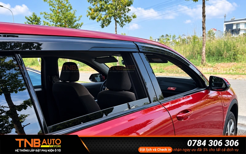 Có nên lắp vè che mưa Vinfast Limo Green không? 2 Theo kinh nghiệm thực tế của TNB Auto thì chủ xe Limo Green không nên ưu tiên lắp vè che mưa