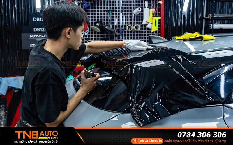 Phần nóc màu đen tạo độ tương phản rõ với màu thân xe đặc biệt trên những xe VF6 màu sáng giúp tổng thể xe trông mạnh mẽ, trẻ trung và có phong cách thể thao hơn 