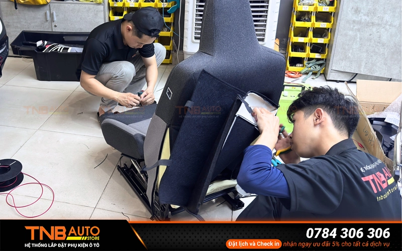 Lắp ghế điện VF3 có nên thay toàn bộ khung ghế? 1 Theo kinh nghiệm thi công thực tế tại TNB Auto với ghế chỉnh điện VinFast VF3 không nhất thiết phải thay toàn bộ khung ghế