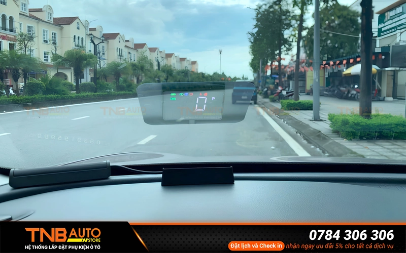 Màn hình HUD Geely EX2 MCD91 đưa các dữ liệu quan trọng như tốc độ, xi nhan, vị trí cần số, chế độ lái và trạng thái COS – PHA lên khu vực quan sát phía trước