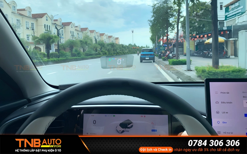 Màn hình HUD Geely EX2 MCD91 hiển thị các thông tin vận hành của xe lên kính lái phía trước người lái thiết kế tương thích với hệ thống xe