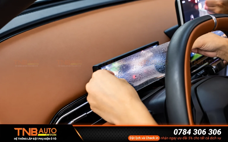 PPF nội thất VF8 All New mà TNB Auto sử dụng hạn chế trầy xước, vết ma sát và phân tán lực giảm nguy cơ các tác động trực tiếp lên bề mặt nguyên bản của VF8 All New