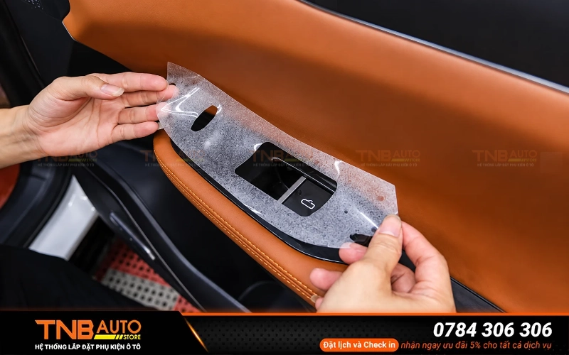 PPF nội thất dán cho xe VinFast VF8 All New tại TNB Auto sử dụng loại vật liệu TPU có trong suốt và độ bóng cao nên sau khi dán vẫn giữ được màu sắc nguyên bản đồng thời tạo hiệu ứng bóng sâu và sạch hơn