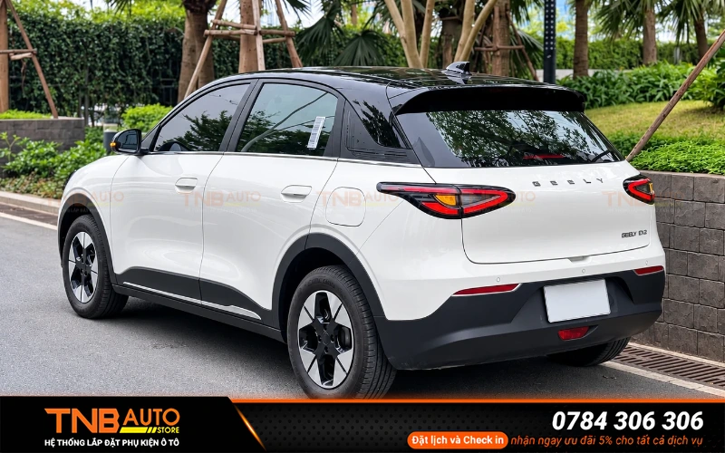 Dán nóc đen Geely EX2 không bị xử phạt nếu việc dán decal chỉ thực hiện trên phần nóc xe không làm thay đổi màu sắc nhận diện chính của thân xe so với giấy chứng nhận đăng ký
