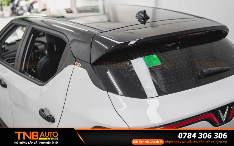 Dán nóc đen Vinfast VF5 sáng bóng, cực thể thao 8 Dán nóc đen VinFast VF5 là sử dụng decal chuyên dụng để phủ lên bề mặt nóc xe chuyển phần nóc từ màu nguyên bản sang màu đen