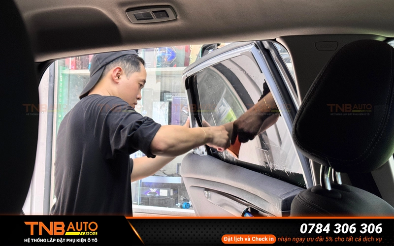 Dán phim cách nhiệt xe VF8 All New tại TNB Auto quý khách hàng được kiểm tra hiệu quả chống nóng thực tế bằng các thiết bị chuyên dụng để chọn được mã phim phù hợp nhất 