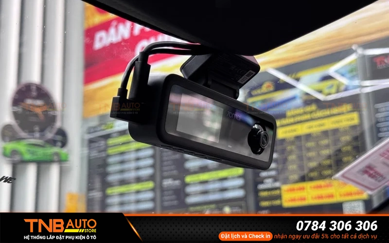 VF Wild có kích thước xe khá lớn nên ưu tiên lắp camera 2 mắt trước – sau hoặc camera 3 mắt nhằm ghi hình bao quát được toàn bộ các vị trí của xe