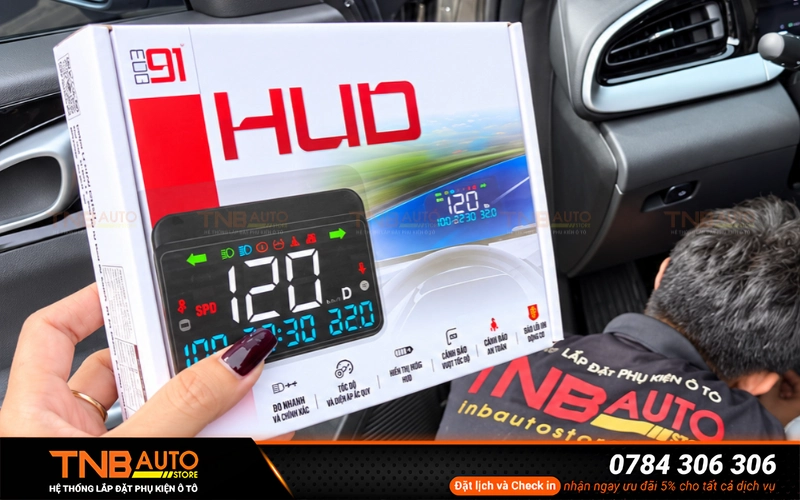 Màn hình HUD VF2 hiển thị thông tin trực diện trên kính lái 10 Màn hình HUD VinFast VF2 MCD91 hiển thị trên kính lái các dữ liệu như tốc độ di chuyển, phần trăm pin, chế độ lái, vị trí hộp số cùng nhiều tín hiệu cảnh báo cần thiết