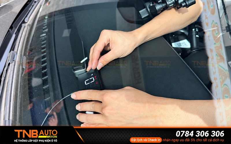 Màn hình HUD VF2 hiển thị thông tin trực diện trên kính lái 12 Lợi ích khi lắp màn hình HUD cho xe VinFast VF2