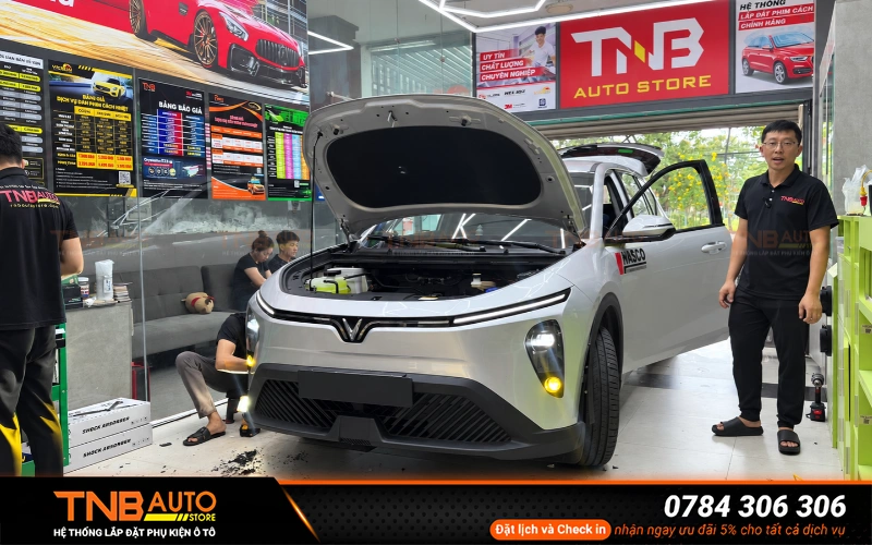Lắp thêm cặp đèn gầm cho Limo Green là giải pháp tăng sáng an toàn mà các chủ xe nên cân nhắc