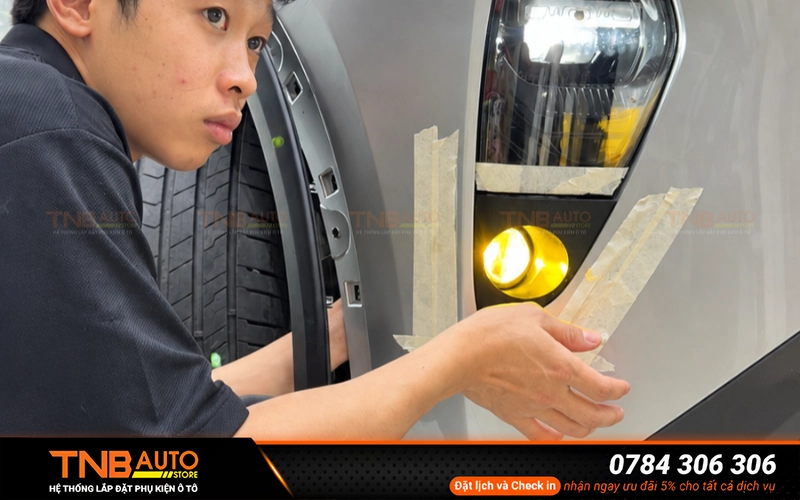 Tại TNB Auto mang đến giải pháp lắp đèn gầm Limo Green sử dụng hệ thống cắm giắc theo xe, kết hợp module nguồn tích hợp chức năng bật/tắt và đá pha trực tiếp trên cần gạt đèn nguyên bản